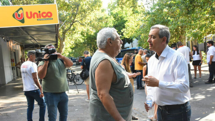 Pablo Javkin enfrente del supermercado único