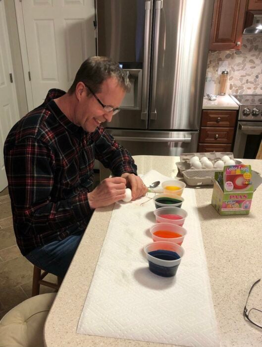 Más huevos para mí padre pintando huievos de pascua