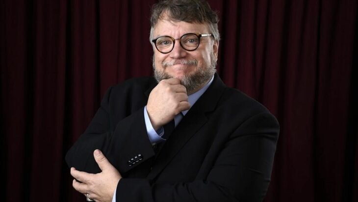 Guillermo del Toro con traje 