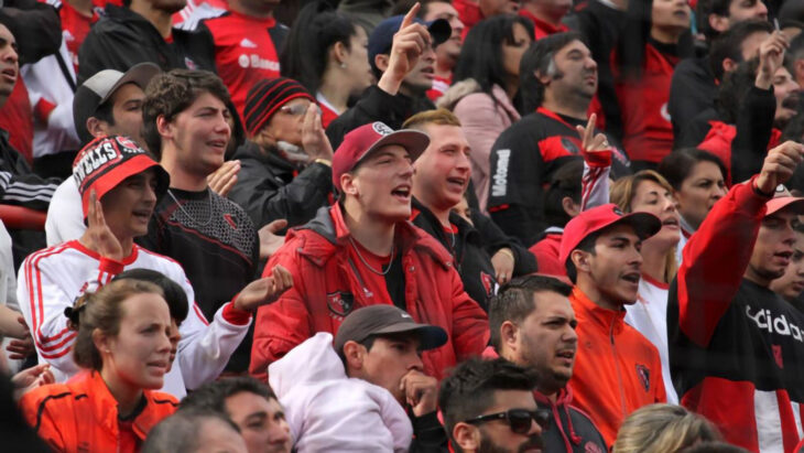 Hinchas en el estadio