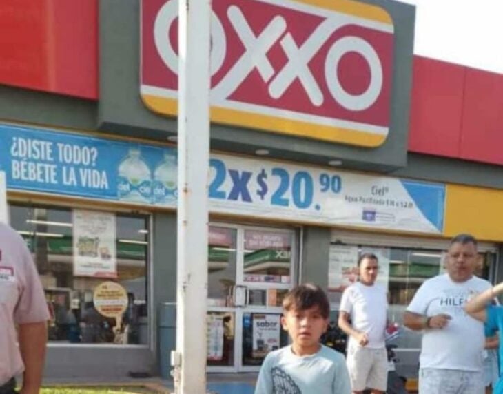 Niño olvidado en un Oxxo