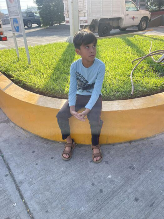 Niño olvidado en el Oxxo