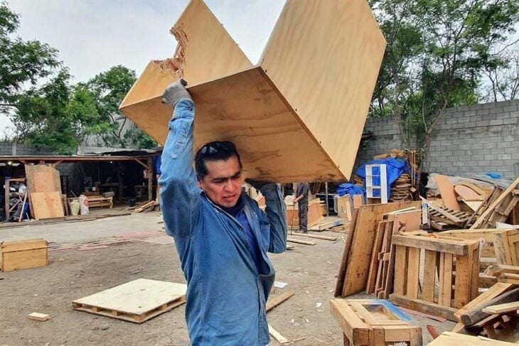 Carpintero cargando madera