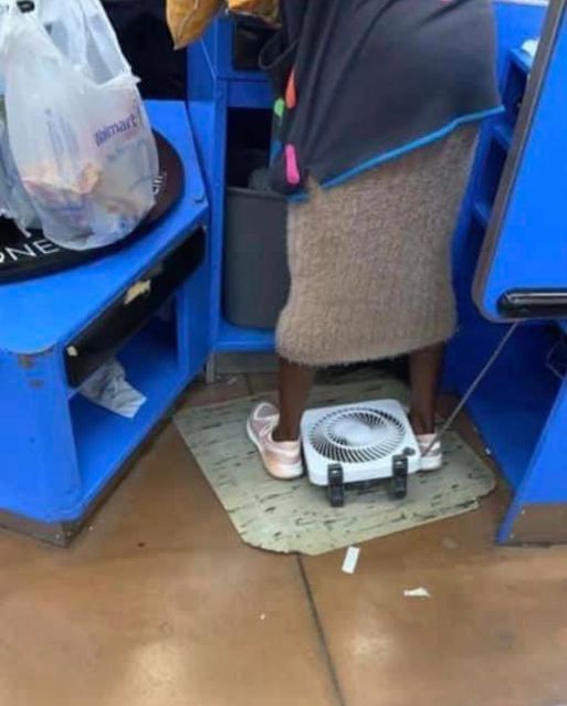 Cajera de walmart con ventilador en las piernas