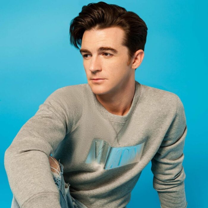 Drake Bell fondo azul