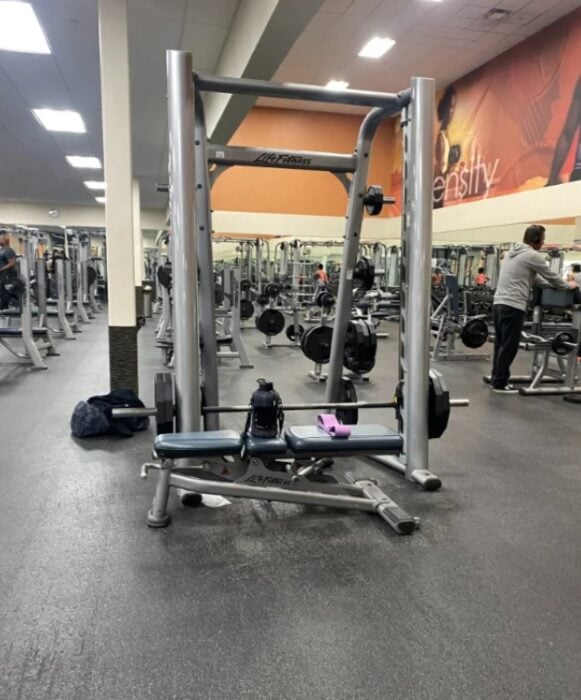 Gente apartando máquinas en el gym