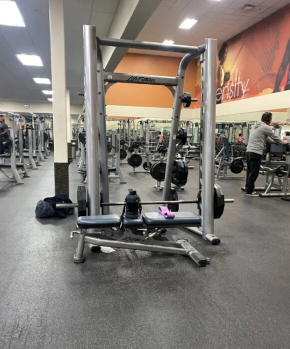 Gente apartando máquinas en el gym