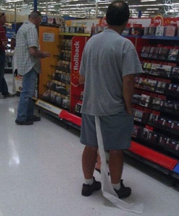 Hombre arrastrando papel en walmart