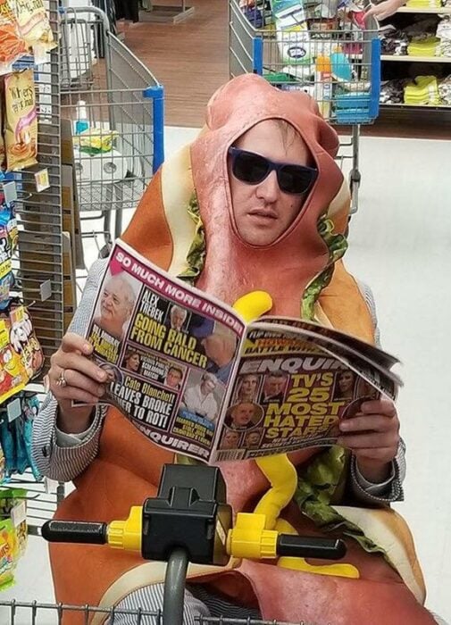 Hombre en walmart vestido como hot dog