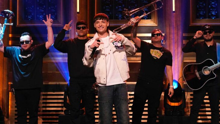 Peso Pluma en The late night con Jimmy Fallon