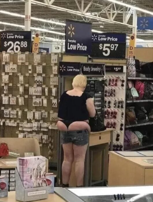 Mujer comprando en walmart con short demasiado bajo