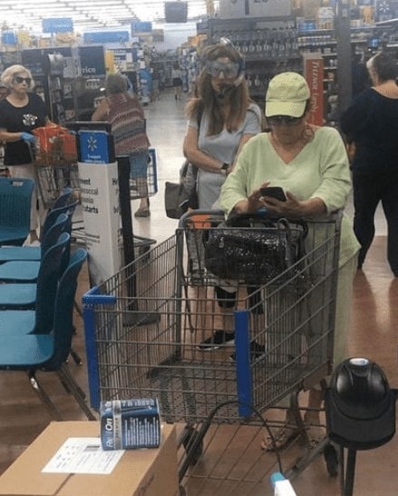 Mujer con Snorkel en walmart