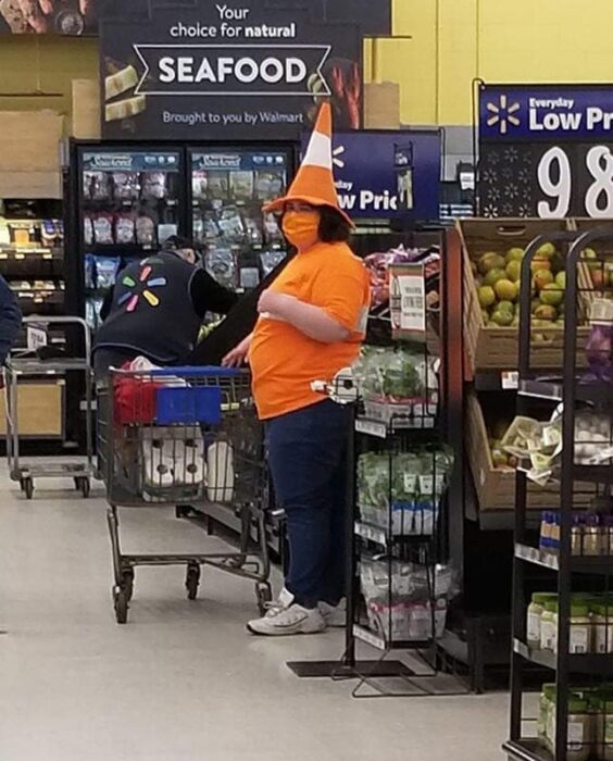 Mujer en walmart con gorro de cono de tráfico