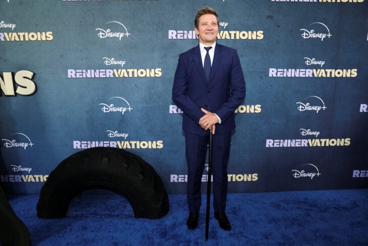 Jeremy Renner en la alfombra azul