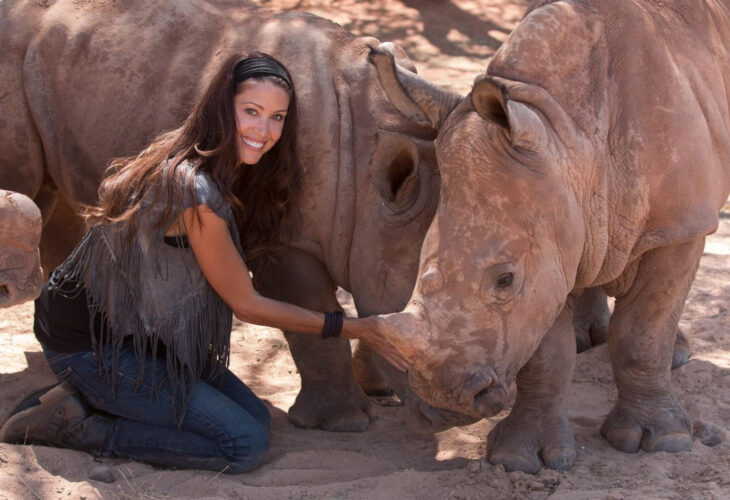 Shannon Elizabeth con un elefante