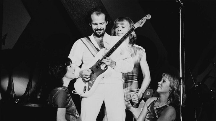 Lasse Wellander tocando con ABBA