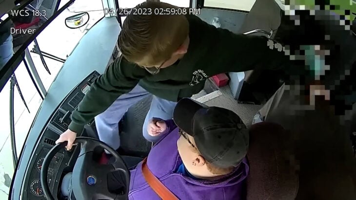 Conductora de autobús escolar se desmaya