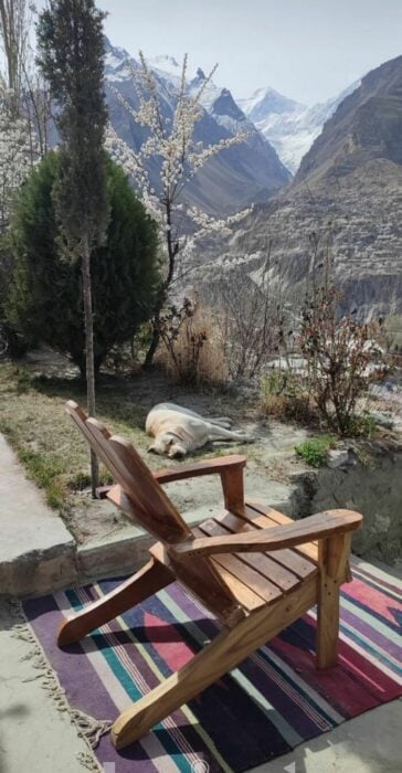 Vista desde la ventana en Hunza, Pakistán