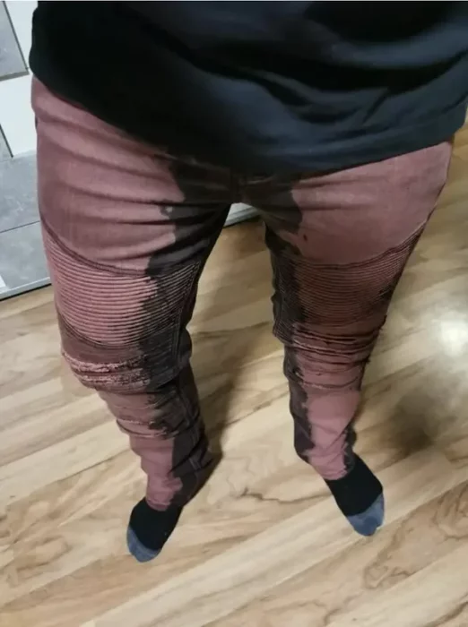 Pantalones que parecen orinados