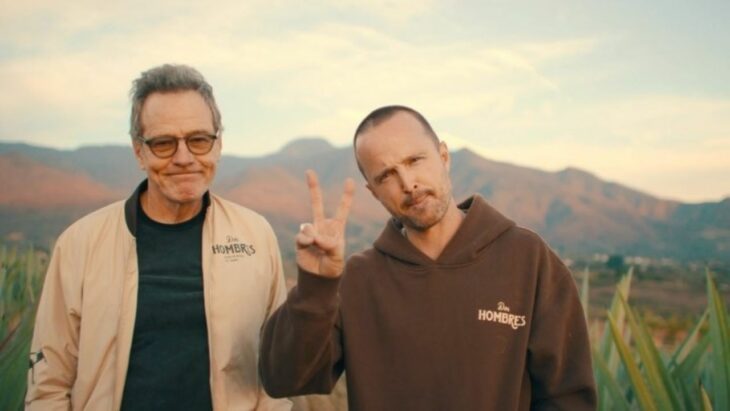 Aaron Paul y Bryan Cranston promocionando su marca de ropa Dos hombres