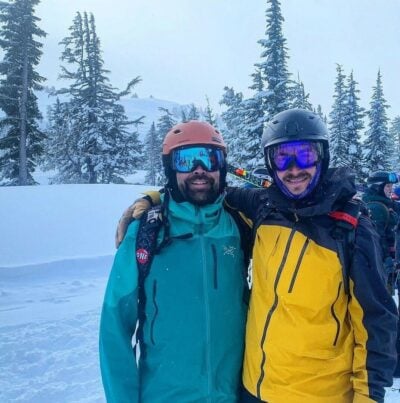 Encuentra a esquiador sepultado en la nieve y salva su vida