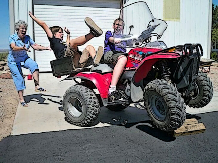 La abuela al rescate del chico que cae de un tractor