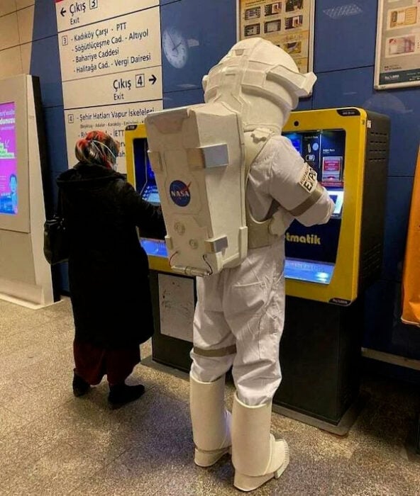 Astronauta en le metro