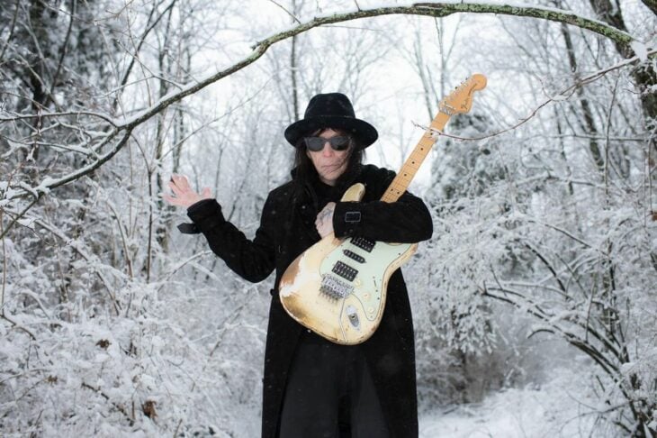 Mick Mars en la nieve