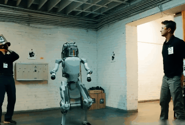 Robot defendiéndose de bullies humanos que 