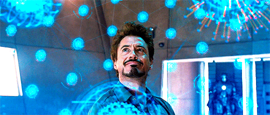 Tony Stark trabajando taller Ironman