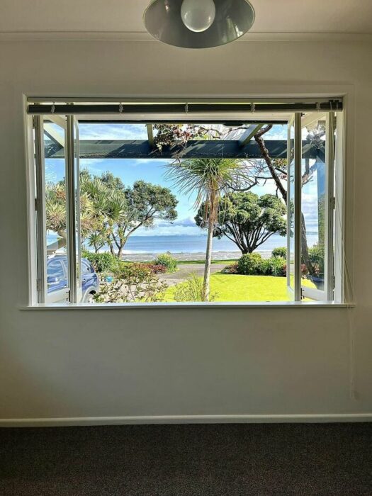 vista desde la ventana de una cocina. Auckland, Nueva Zelanda