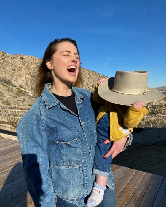 Amber Heard con su hija