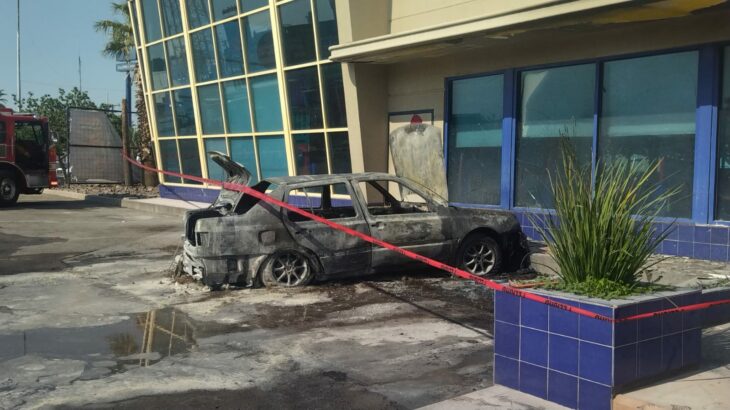 mecánico toma prestado un auto y termina en llamas