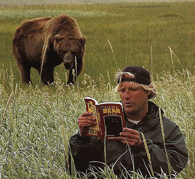 Timothy conviviendo con osos
