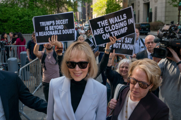 E. Jean Carroll saliendo de juicio contra Donald Trump