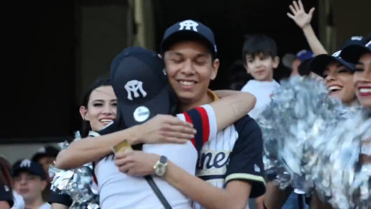 Abrazo en el estadio