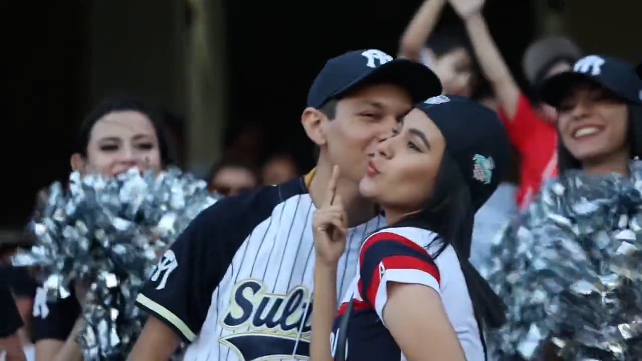 Joven bateado por amiga encuentra pareja para la “kiss cam”