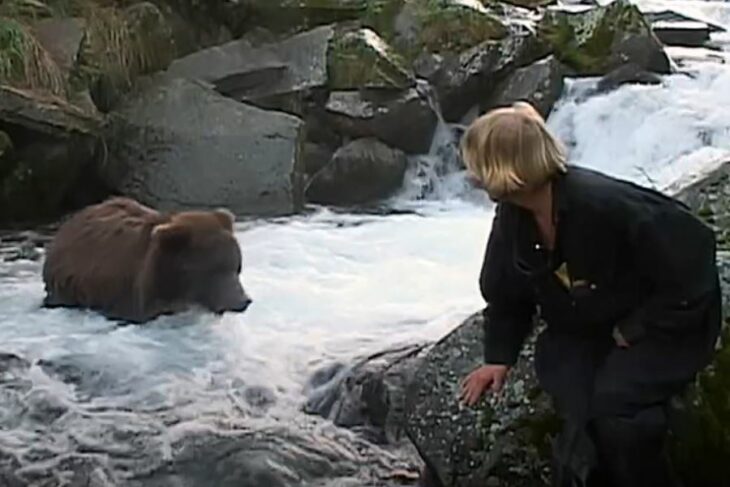 Timothy conviviendo con osos