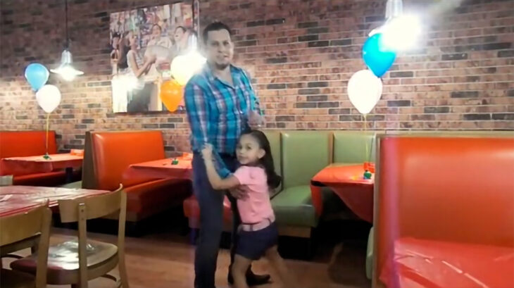 Bailando con su hija