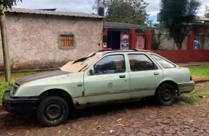 Ancianos viven en un auto