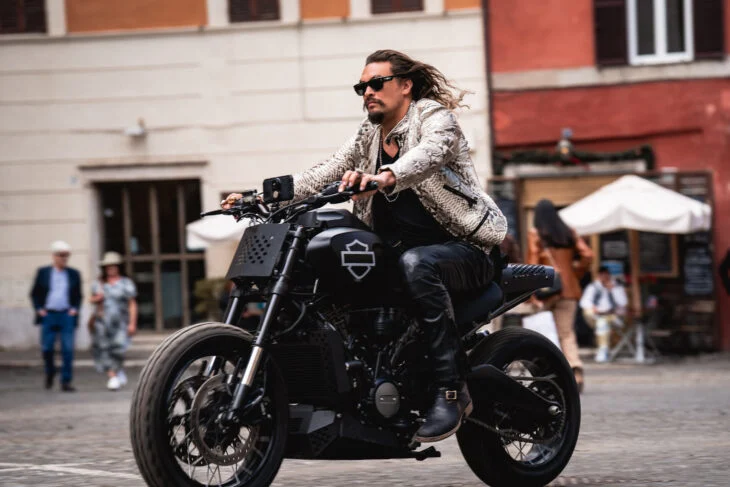 Jason Momoa en moto