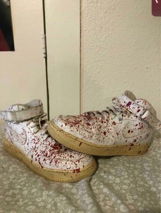 Nikes sangrientos en tienda de segunda mano