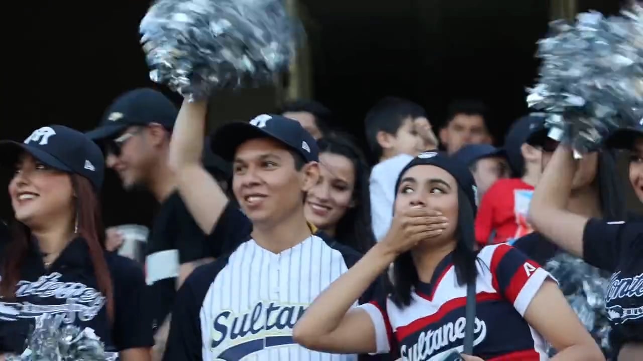Joven bateado por amiga encuentra pareja para la “kiss cam”