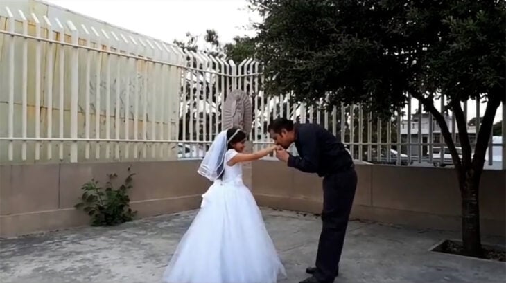 Bailando con su hija