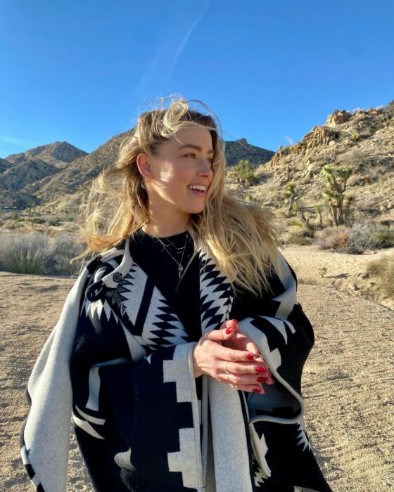 Amber Heard con poncho