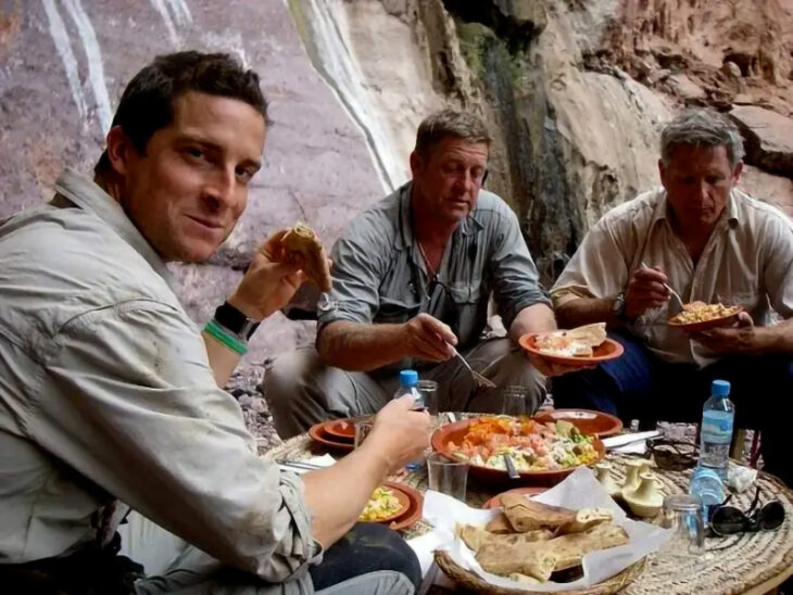 Bear Grylls comiendo en producción