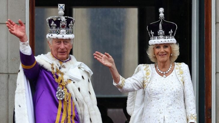 Carlos III y la reina Camila saludando desde el balcón