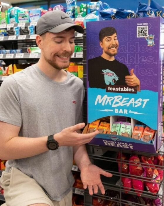 MrBeast con su barra de chocolate Feastables 