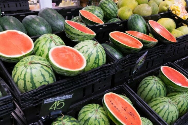 Fruta cortada sandía puesto