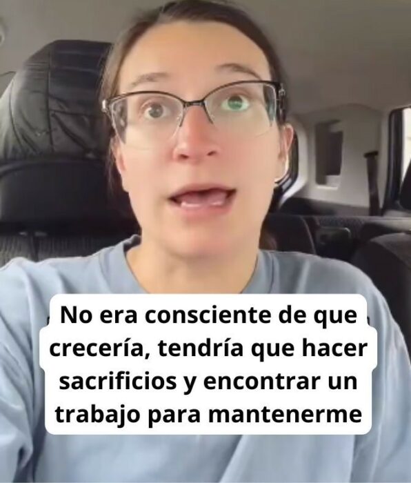 Kass Theaz captura del video donde afirmó haber demandado a sus padres 